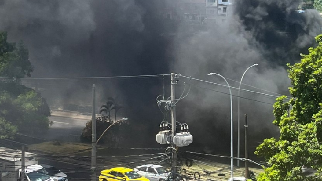 Incêndio causado por queima de fios e pneus afeta trânsito no Maracanã e compromete visibilidade