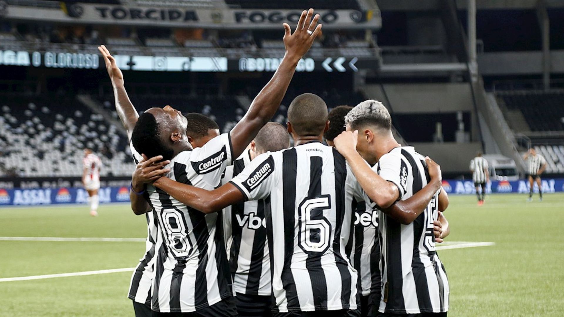 Botafogo vence Bangu e se aproxima do G4 no Carioca