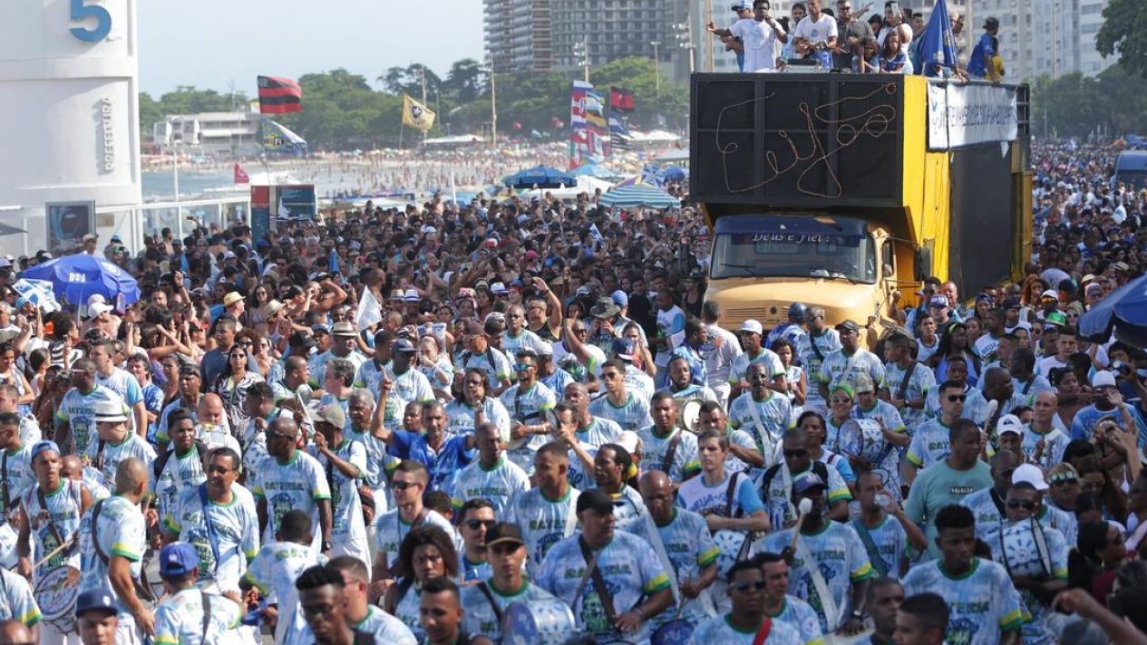 Beija-Flor resgata tradição com desfile na Praia de Copacabana neste domingo (16)