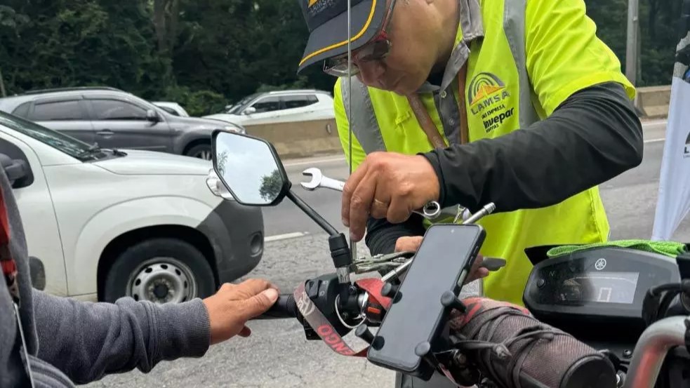 Lamsa distribui 250 antenas antilinhas para prevenir acidentes com motociclistas na Linha Amarela