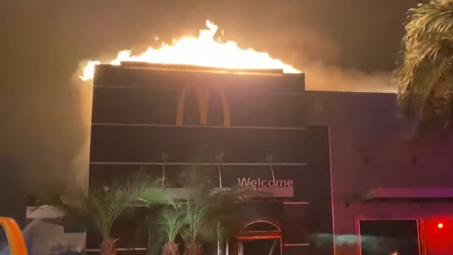 Chamas consomem Mc Donald’s em meio a incêndio florestal na Califórnia