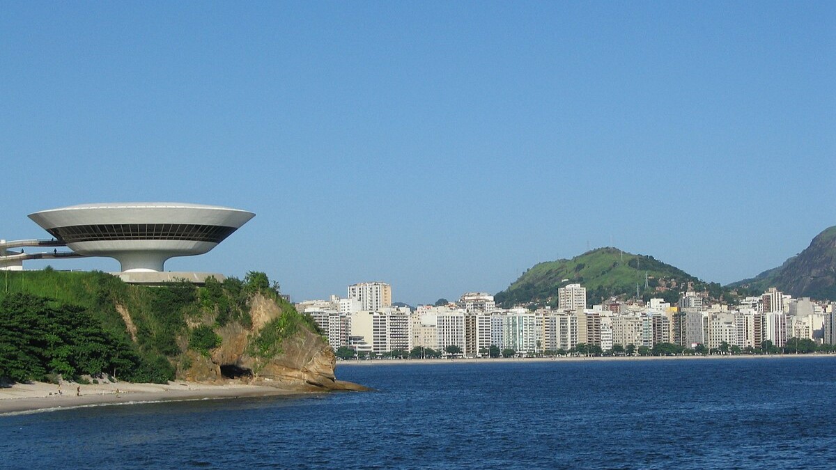 Prefeito de Niterói libera bermudas para servidores públicos por conta das altas temperaturas