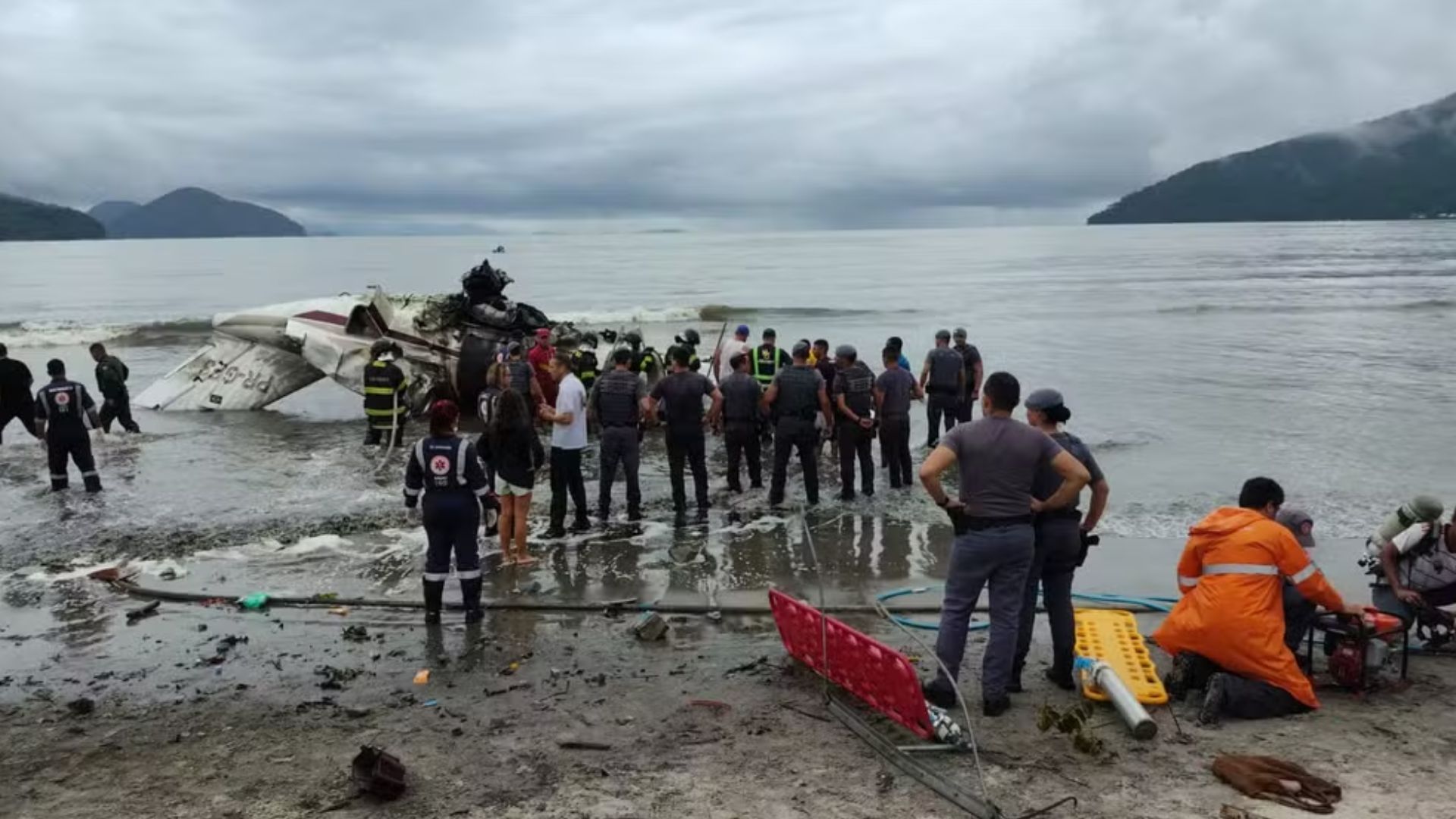 Piloto morre e 7 ficam feridos após avião ultrapassar pista e explodir em Ubatuba