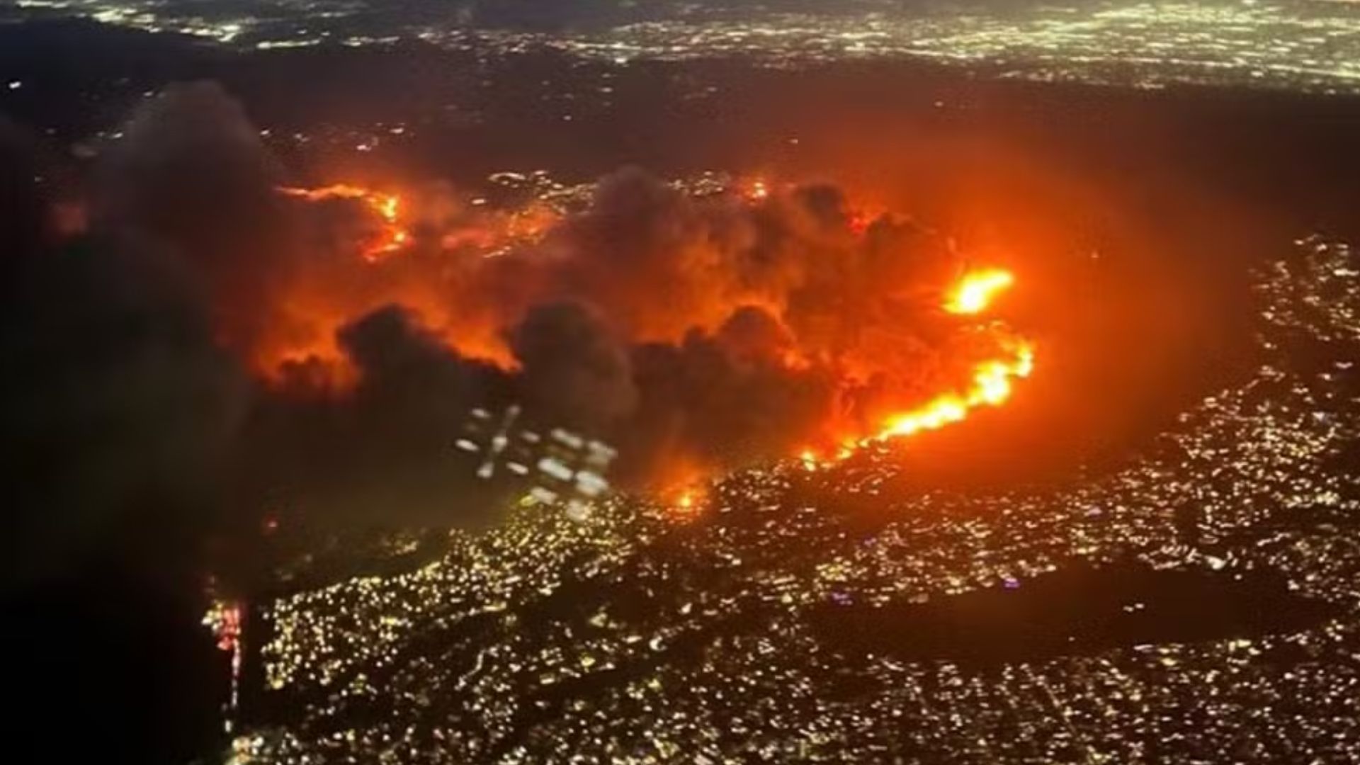 Incêndios em Los Angeles forçam evacuação de 30 mil pessoas e ameaçam mansões de celebridades