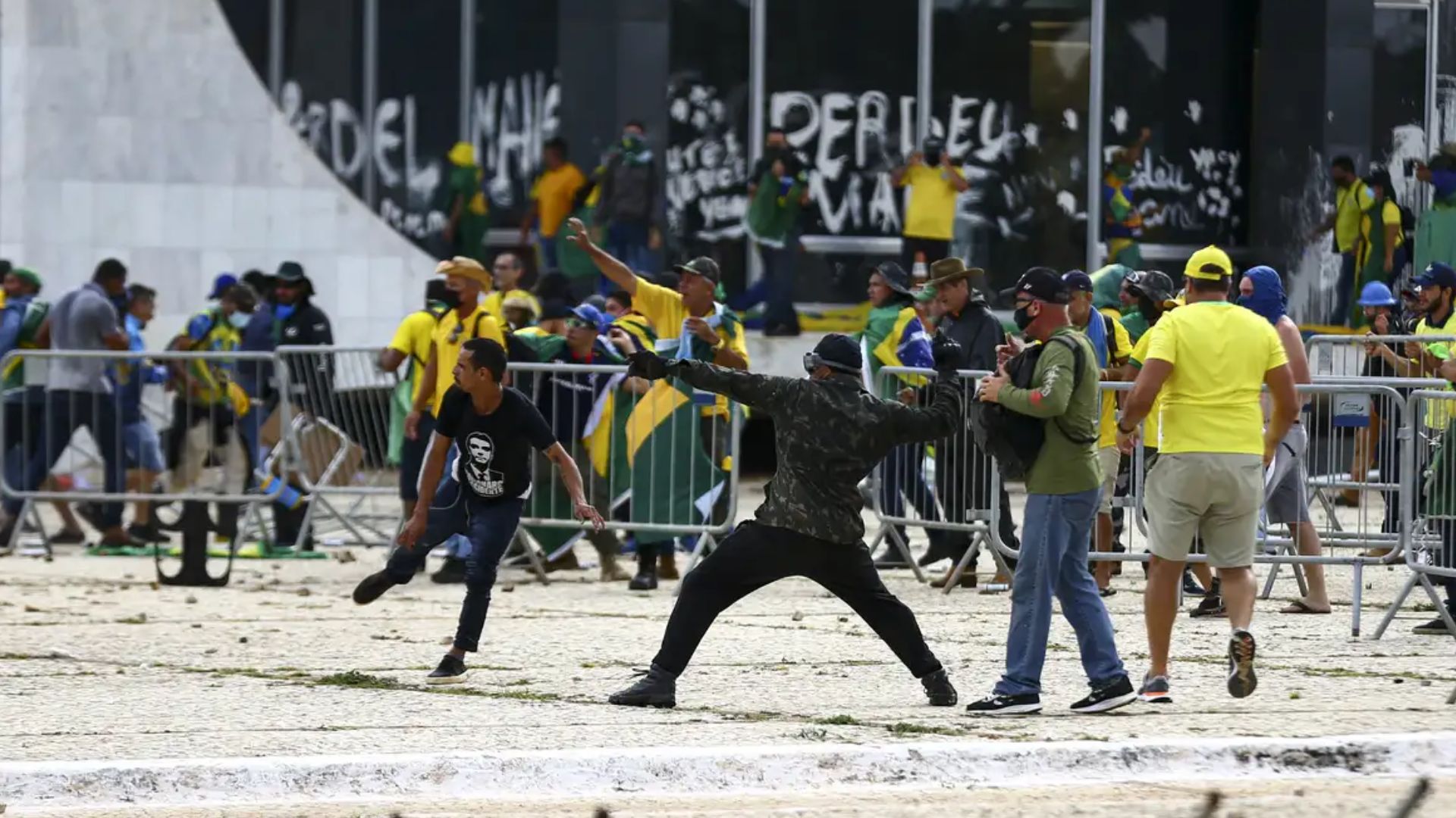 ‘Revolução fora do tempo e sem base real’, diz análise de especialistas sobre ataque do 8/1