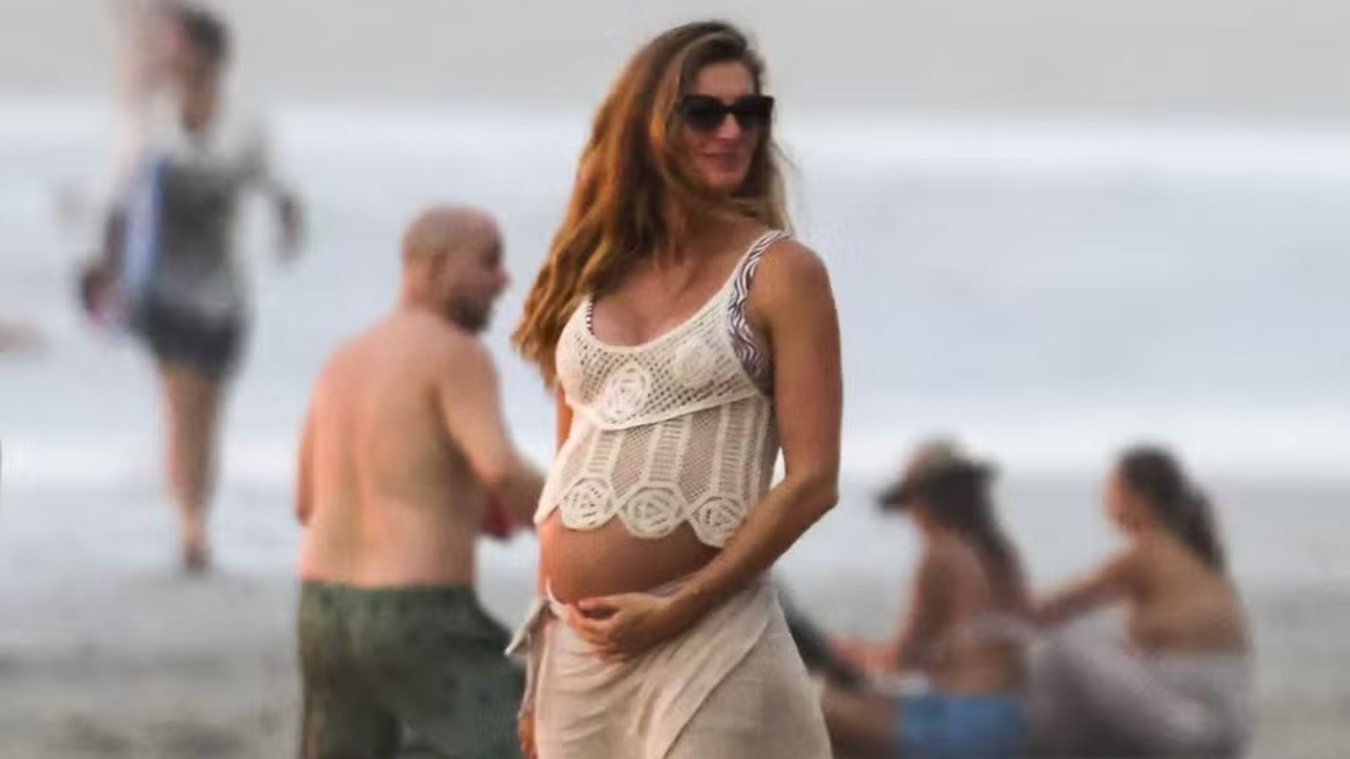 Gisele Bündchen, grávida de terceiro filho, é fotografada em praia na Costa Rica