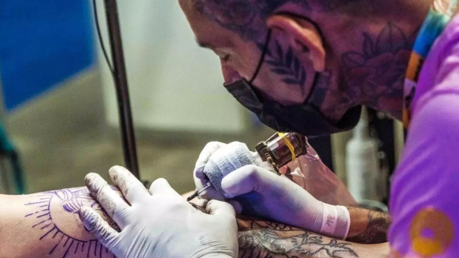 Tattoo Week Rio oferece cursos gratuitos de tatuagem e piercing para jovens de comunidades