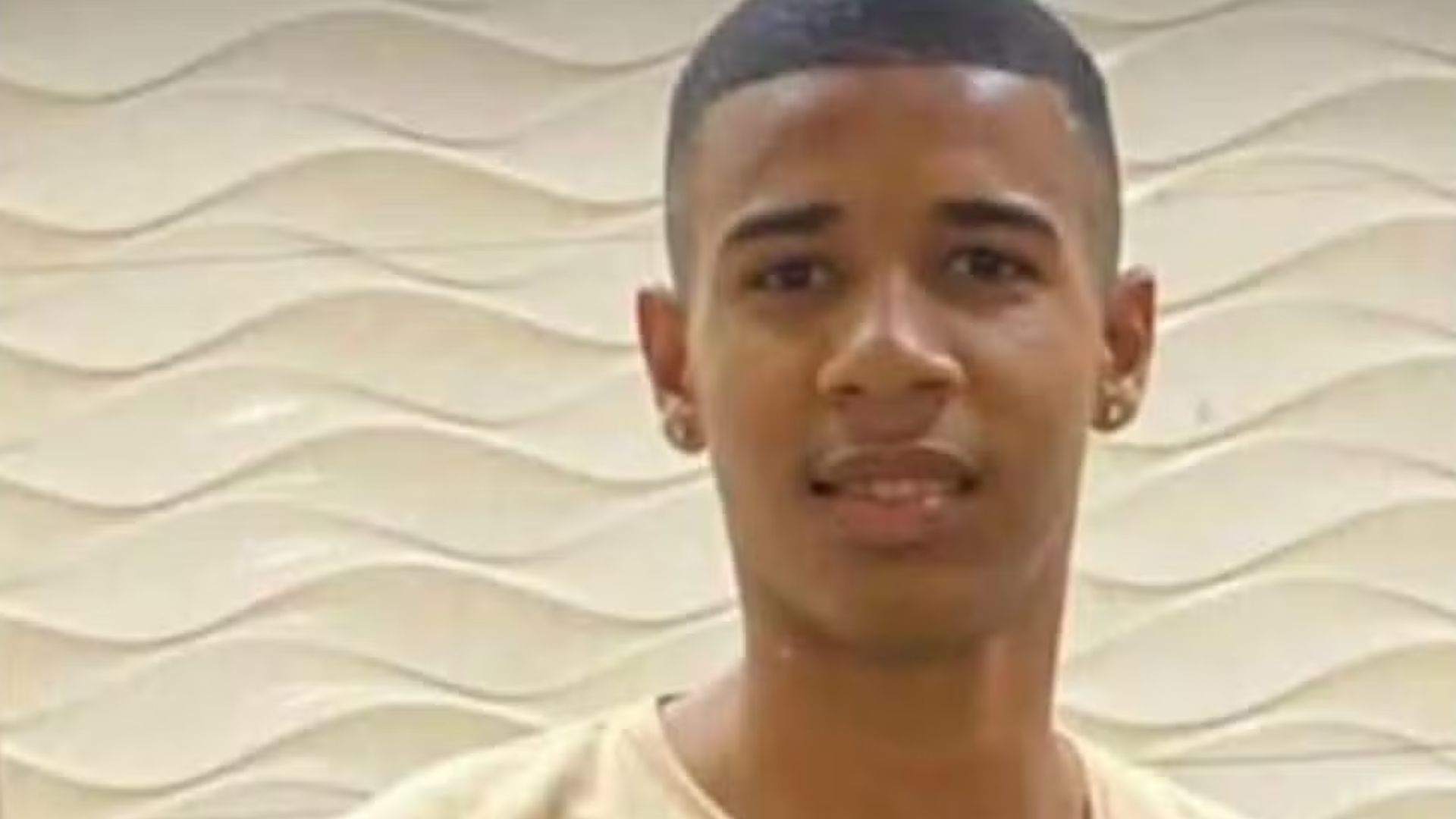 Jovem jogador de futebol é baleado na cabeça após pisar no pé de traficante no réveillon em Queimados