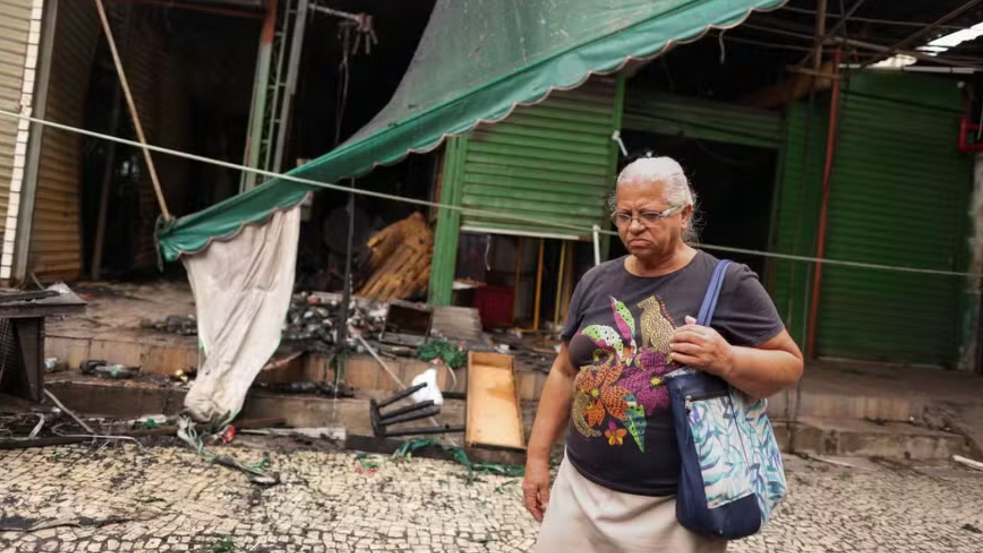 Incêndio no Camelódromo da Uruguaiana destrói 1.200 m² e deixa comerciantes desolados: ‘Não sobrou nada’