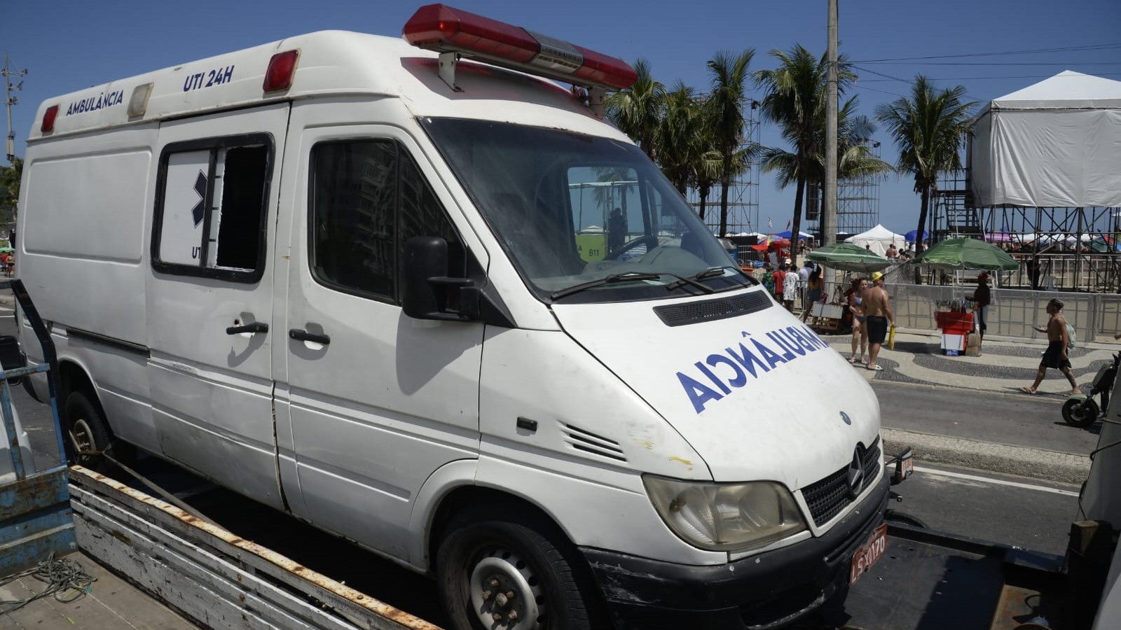 Seop reboca ambulância usada como depósito irregular de bebidas e móveis em Copacabana