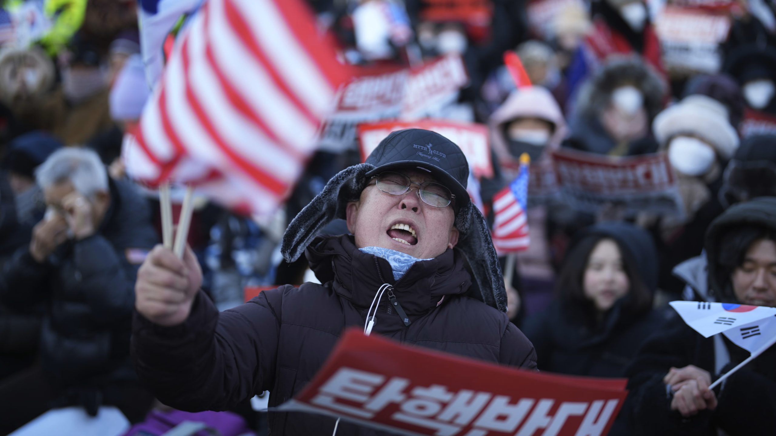 Coreia do Sul suspende mandado de prisão contra presidente destituído após impasse e resistência de manifestantes