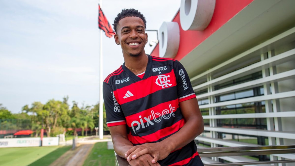 Fora dos planos do Flamengo, Carlinhos acerta saída por empréstimo ao Vitória