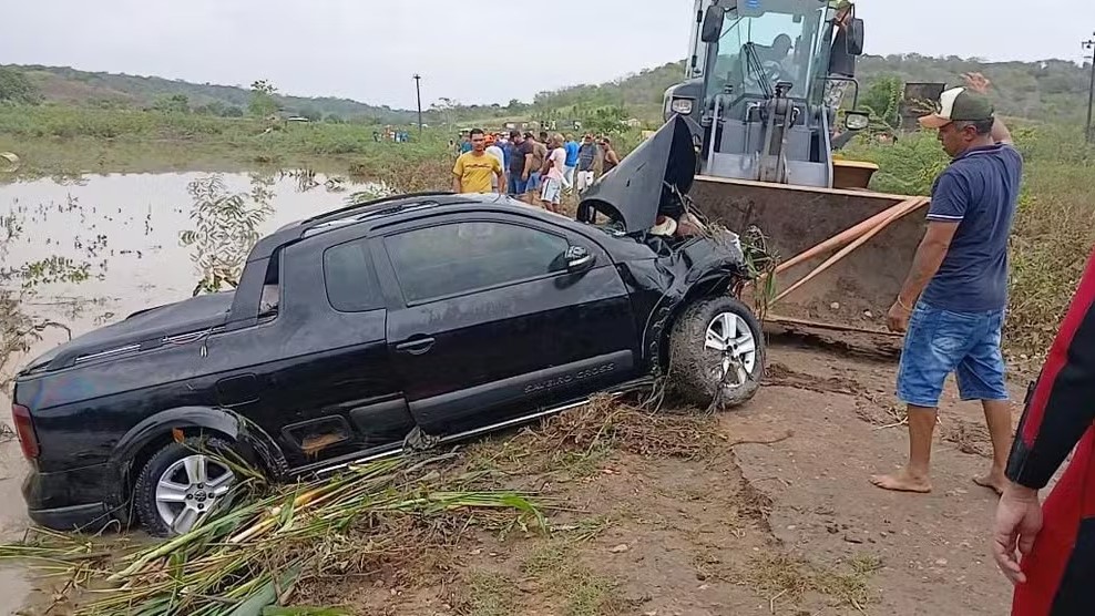 Enxurrada arrasta veículos e deixa dois mortos em Sergipe