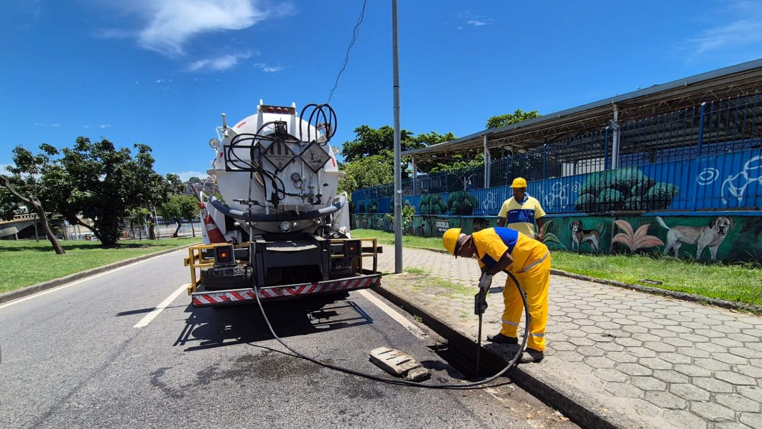 Canal do Mangue recebe serviço de limpeza no Centro do Rio