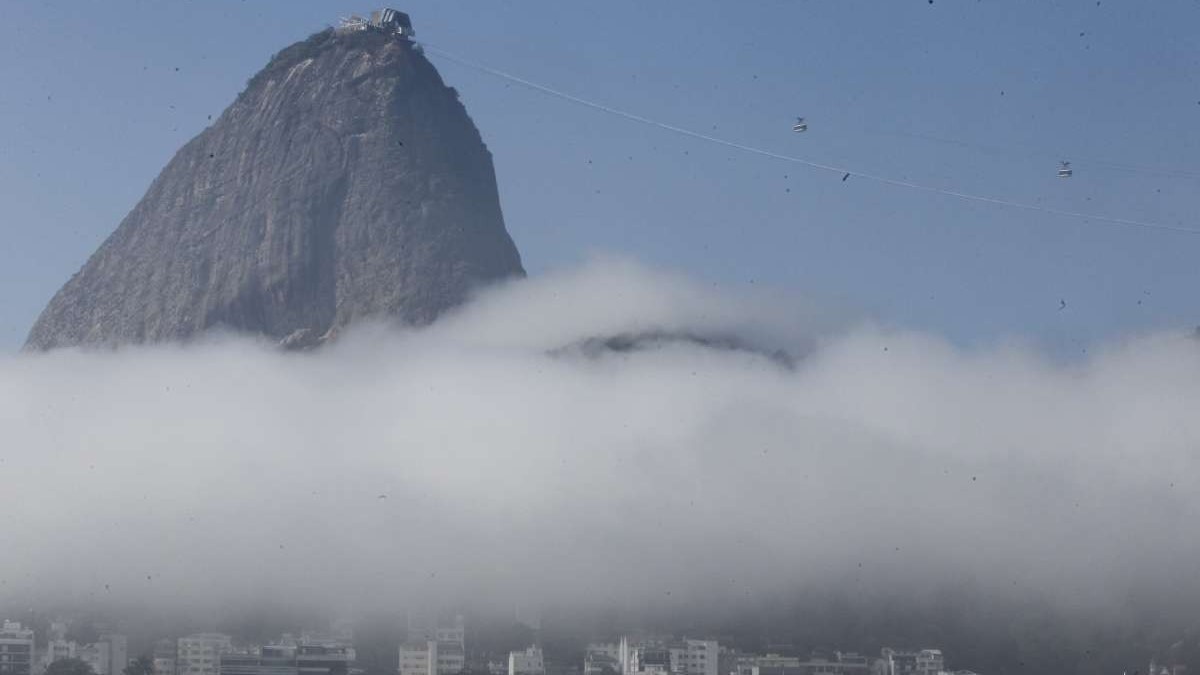 Nevoeiro fecha aeroporto Santos Dumont para pousos e decolagem