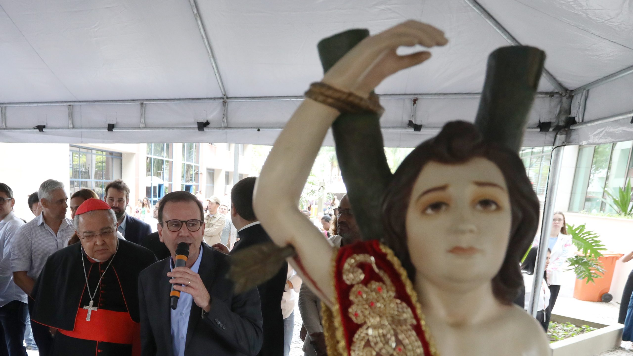 Prefeito Eduardo Paes recebe imagem peregrina de São Sebastião em cerimônia na véspera da festa do padroeiro neste quinta (16)