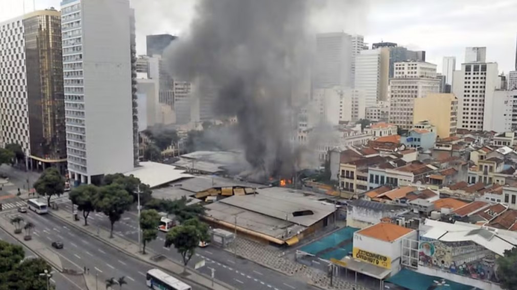 Justiça interdita Camelódromo da Uruguaiana por 30 dias após incêndio que destruiu parte do local