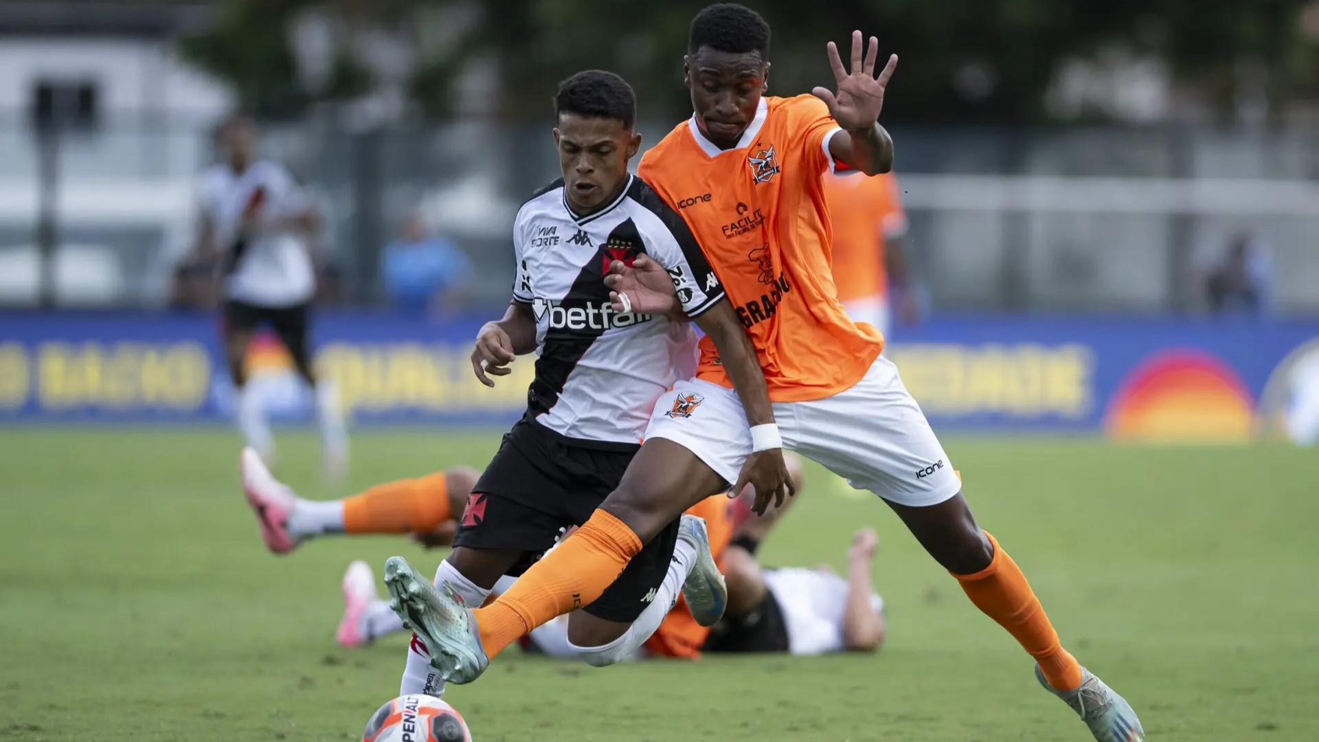 Nenhum clube da Série A vence na estreia dos estaduais