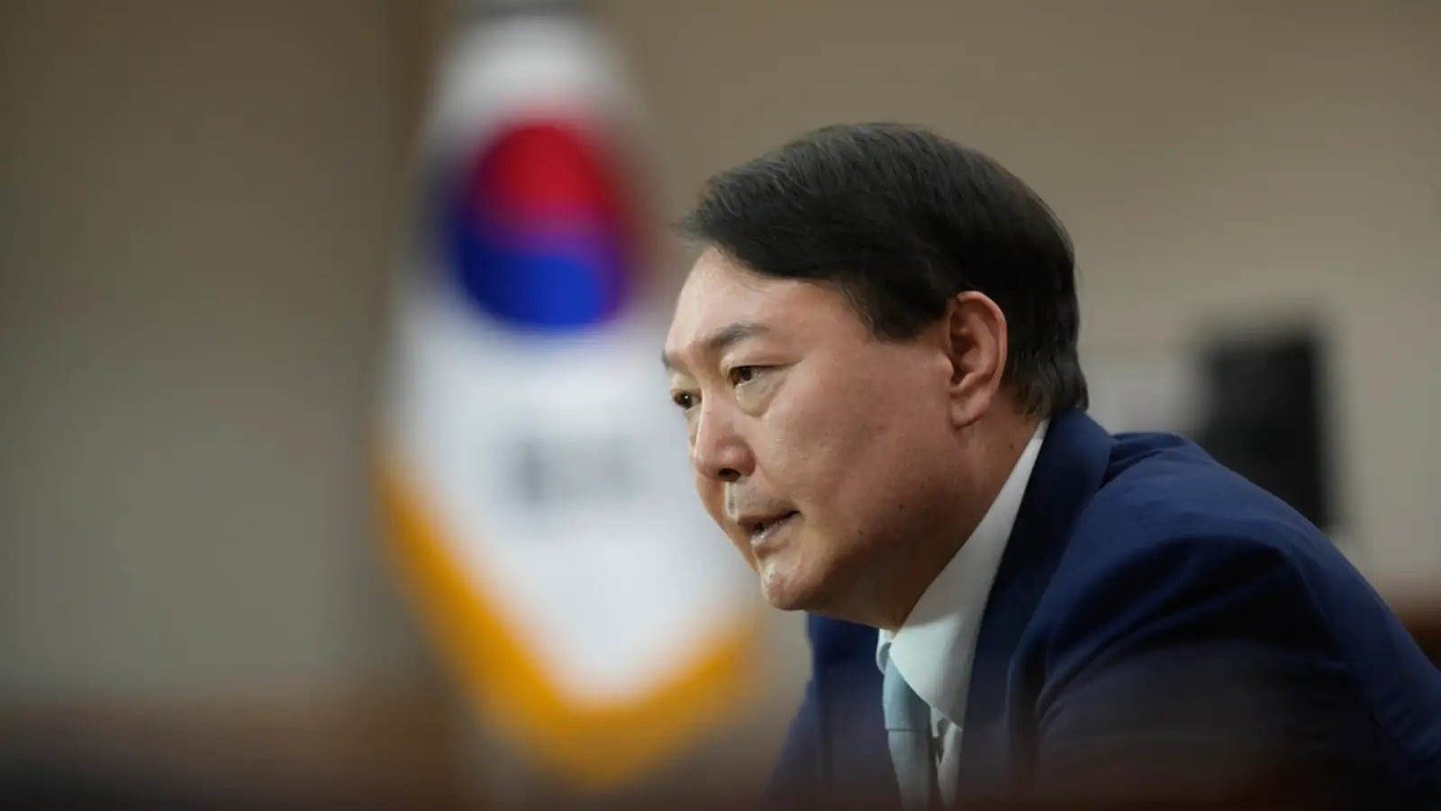 Yoon Suk Yeol, presidente da Coréia do Sul, é preso por tentativa de golpe e deve ficar em solitária