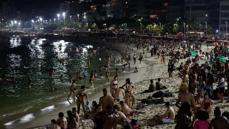 Banho de mar à noite: baixa visibilidade e correntes intensas aumentam risco; 13 pessoas morreram por afogamento no Rio