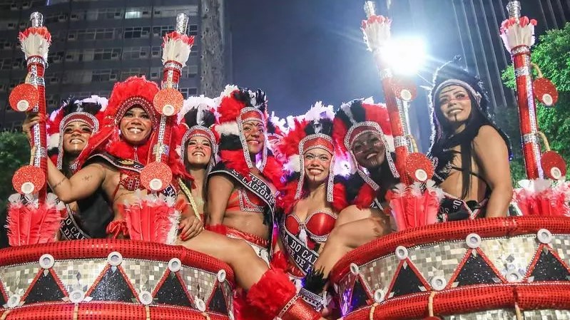 Blocos de embalo e enredo do Grupo II levam folia para Avenida Chile no carnaval do Rio