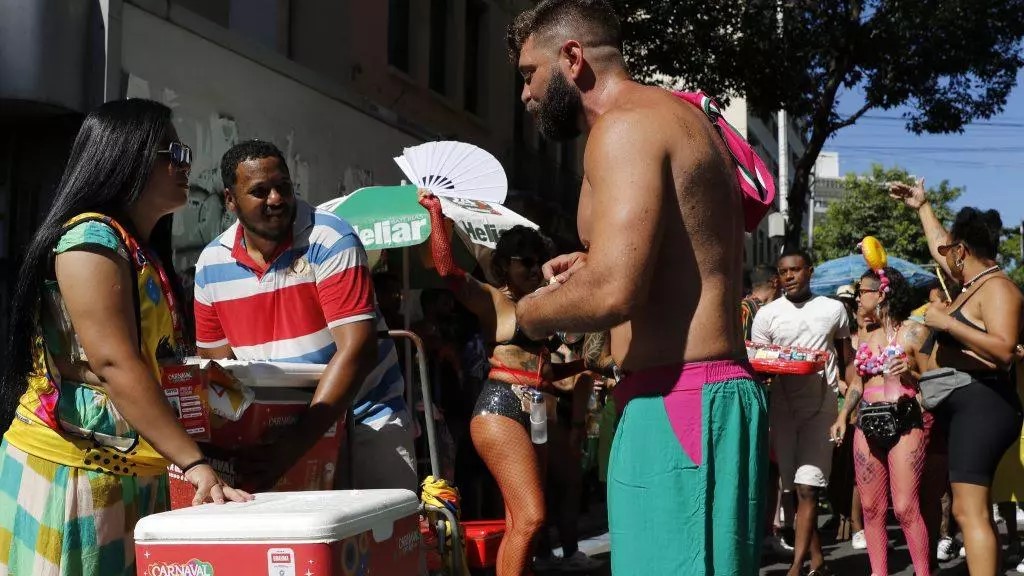 Prefeitura vai oferecer 50 vagas da ‘creche’ para ambulantes deixar filhos no Carnaval do Rio