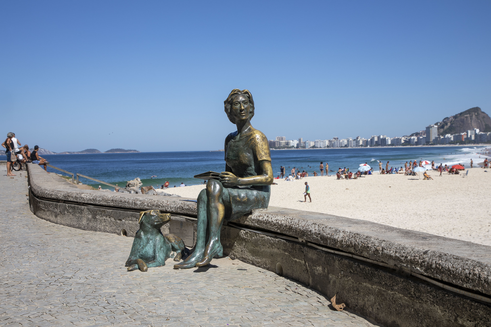 Secretaria de Conservação fecha parceria para restauro de estátua de Clarice Lispector no Leme