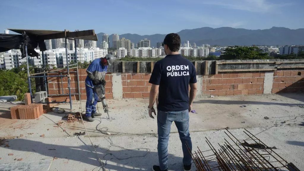 Construção de quatro andares avaliado em R$ 7 milhões é demolido pela Secretaria de Ordem Pública no Recreio