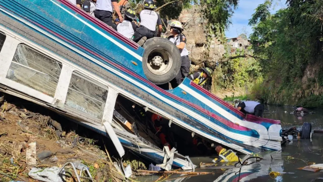 Ônibus despenca de ponte na Cidade da Guatemala e deixa 51 mortos