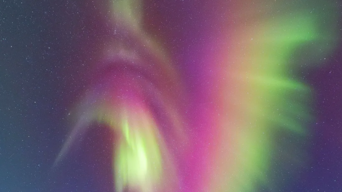 Nasa revela imagem de aurora boreal em formato de beija-flor no céu da Noruega