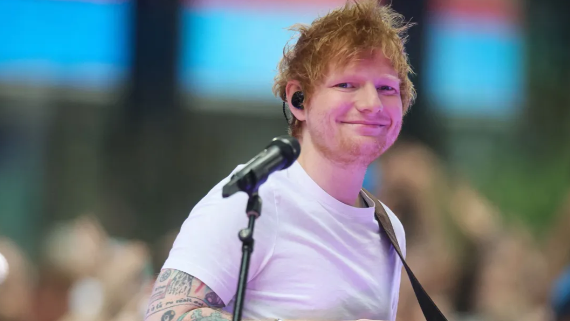 Ed Sheeran teve sua apresentação surpresa interrompida por policiais na Índia, neste sábado (8)