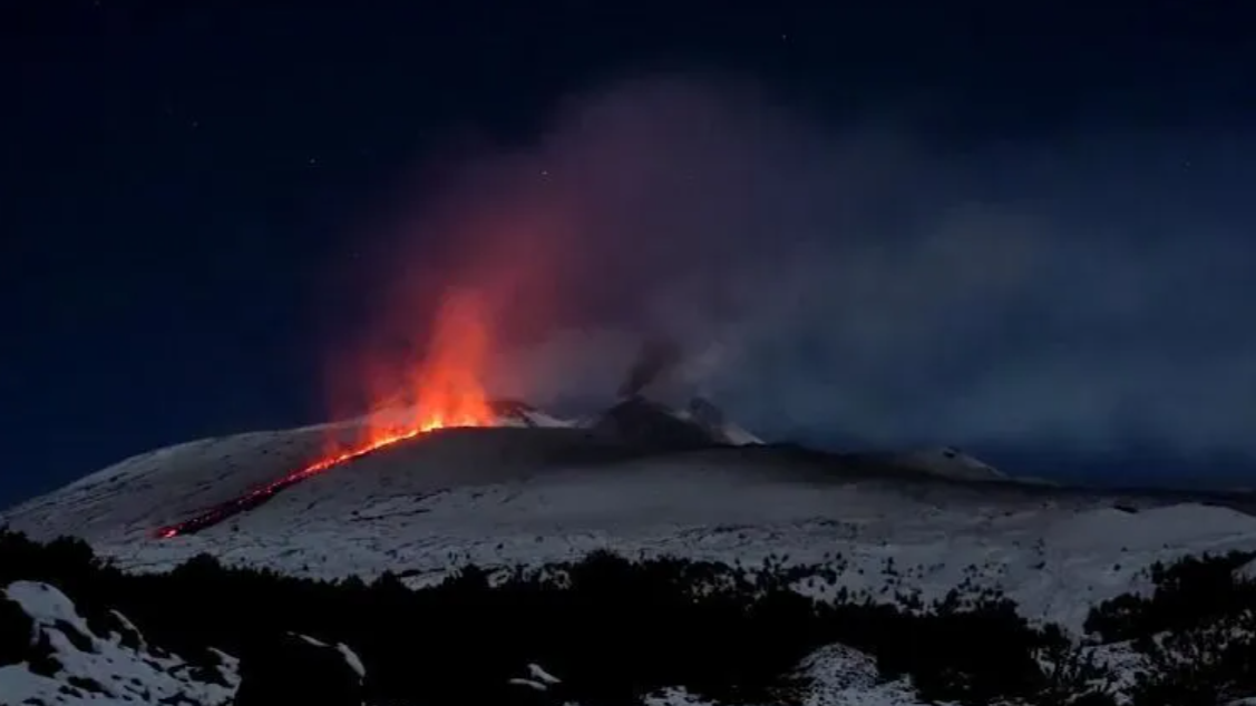 Monte Etna entra em erupção e ilumina paisagem nevada na Itália