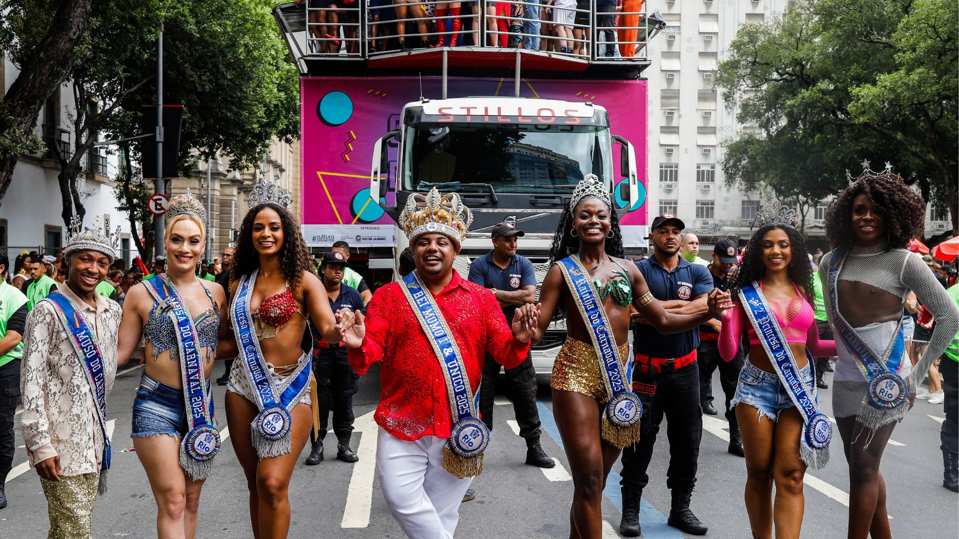 Carrossel de Emoções abre Carnaval de rua do Rio com sucessos dos anos 2000