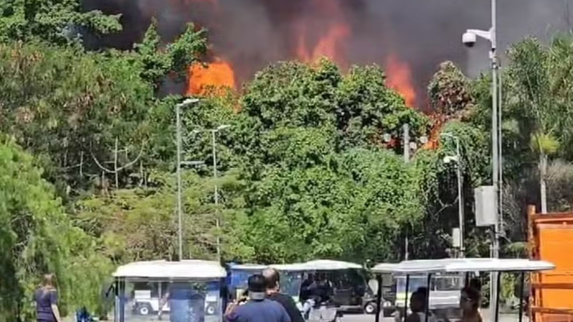 Incêndio destrói cidade cenográfica de ‘Dona de mim’ nos Estúdios Globo, na Zona Oeste do Rio nesta terça (18)