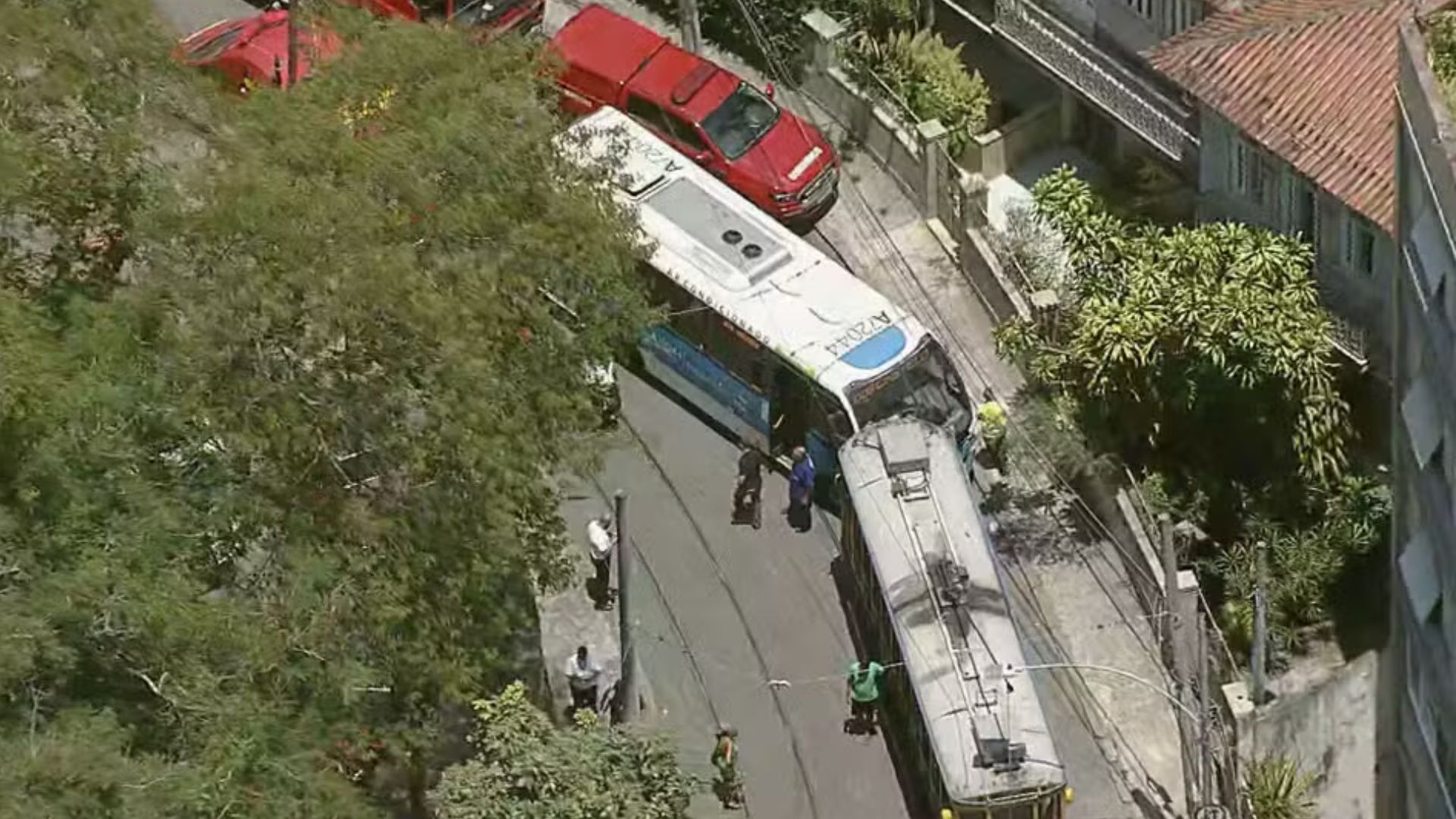 Ônibus bate em bonde em Santa Teresa, nesta sexta-feira (21), no Rio