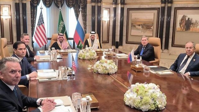 Delegações russas e americanas se encontram, nesta terça-feira (18), na Arábia Saudita, para debater guerra na Ucrânia