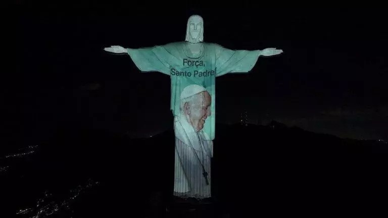 Cristo Redentor exibe imagem do Papa Francisco em gesto de solidariedade durante internação