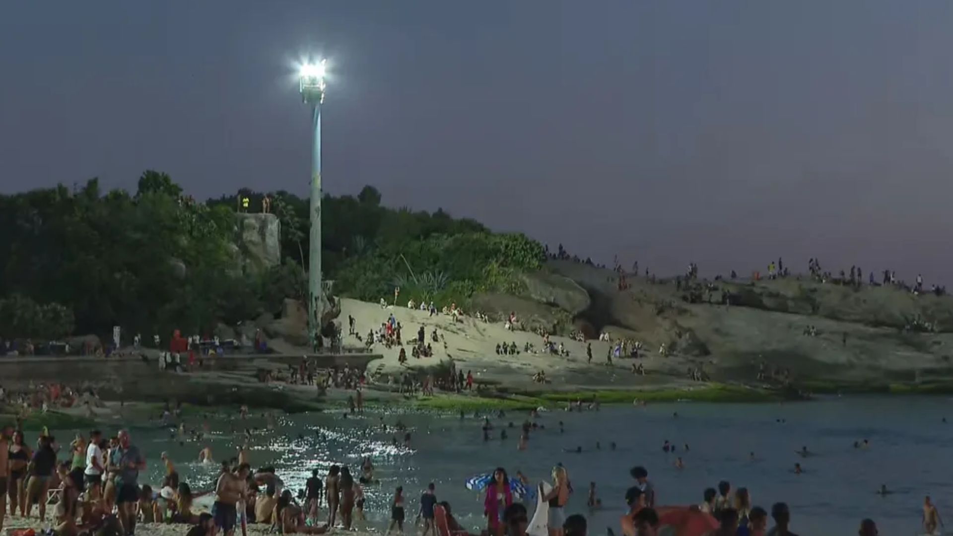 Mesmo após pôr do sol, Praia do Arpoador segue lotada para mergulho noturno