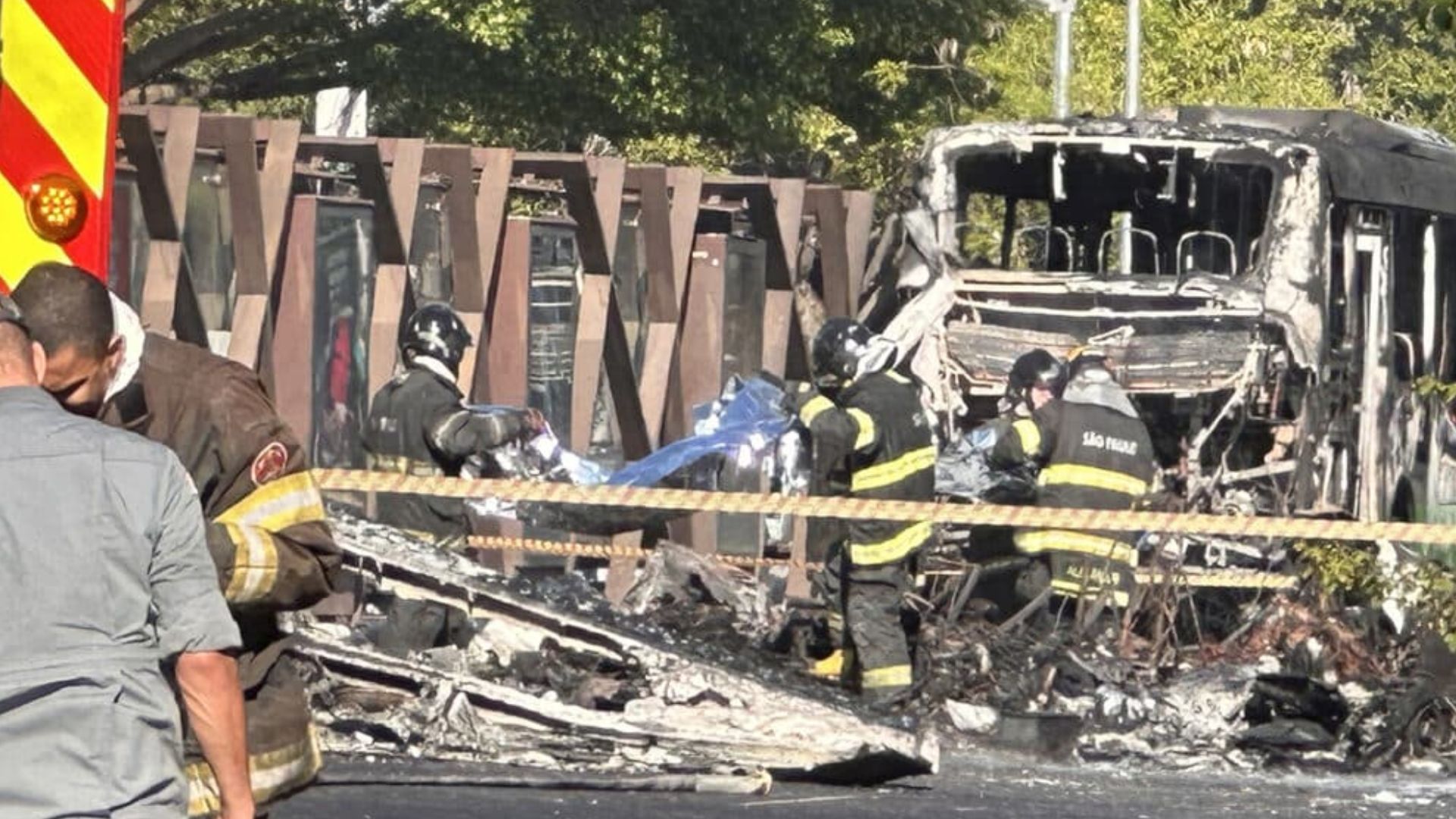 Avião cai em avenida movimentada na Zona Oeste de SP, atinge ônibus e duas pessoas morrem