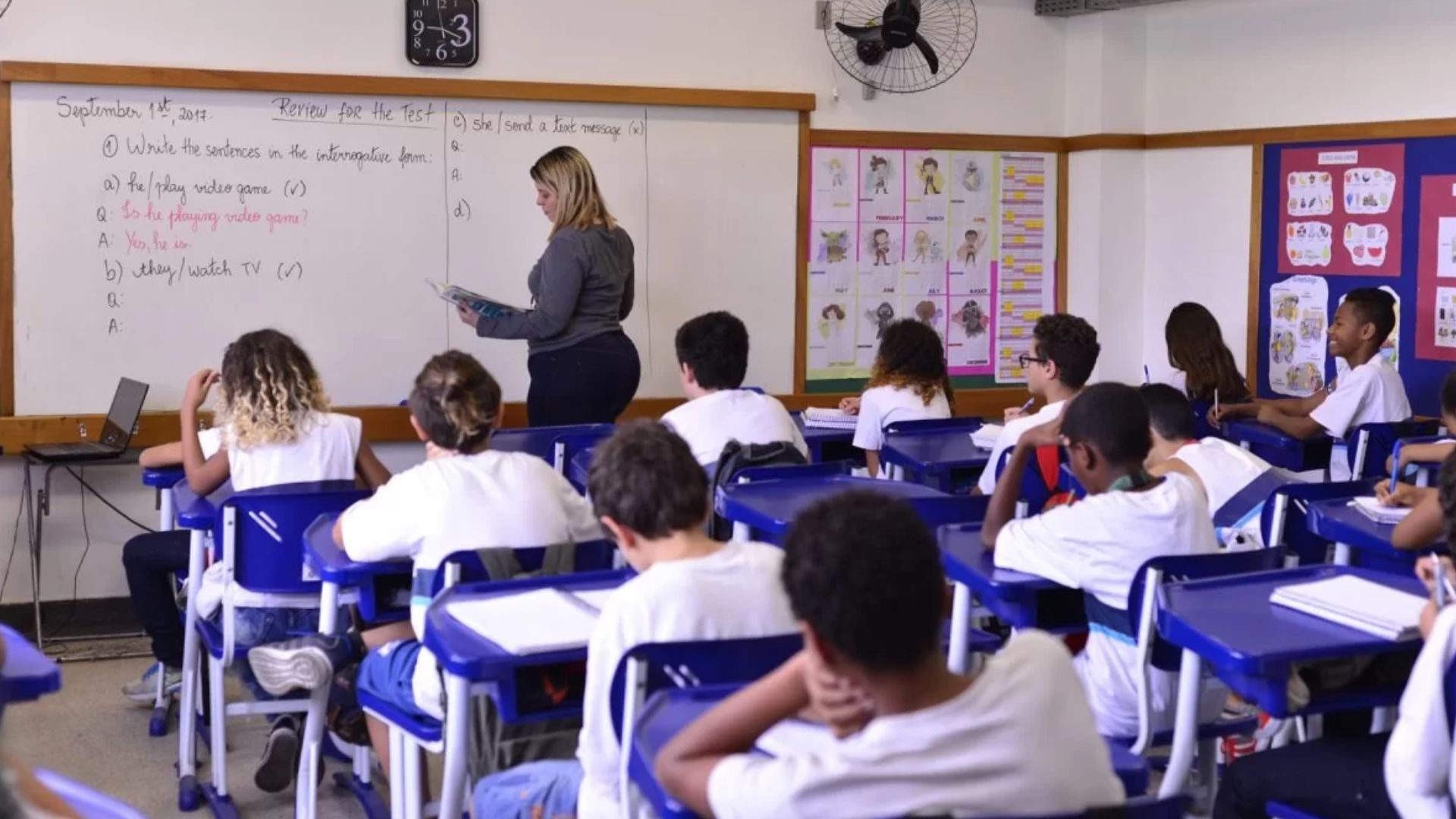 Aumento da carga horária na rede municipal do Rio sobrecarrega escolas e deixa professores sem espaço