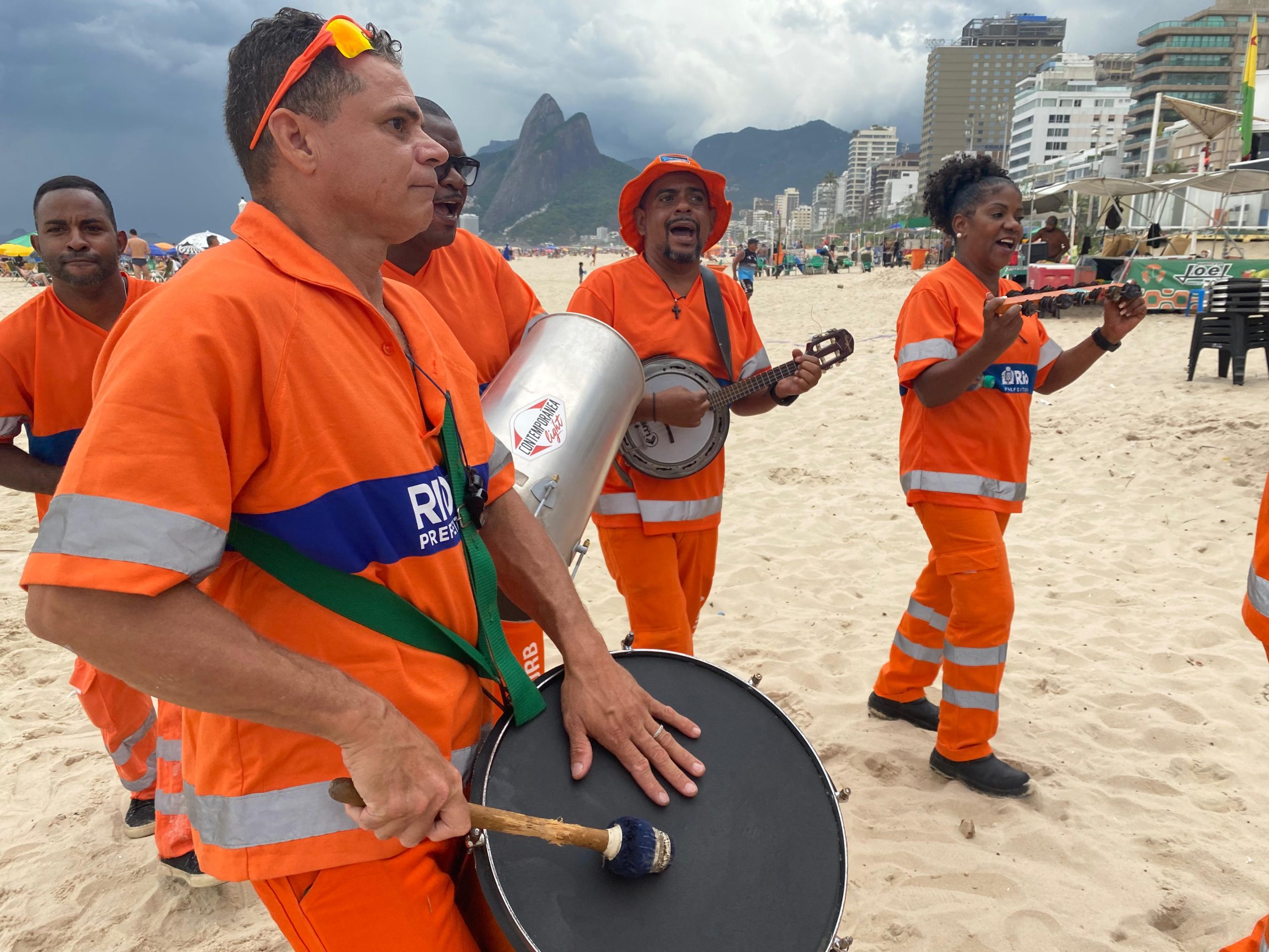 Comlurb realiza campanhas de conscientização nas praias de Copacabana e Leblon neste fim de semana