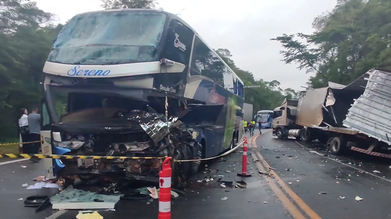 Colisão entre caminhão e ônibus com universitários deixa 12 mortos em rodovia de SP