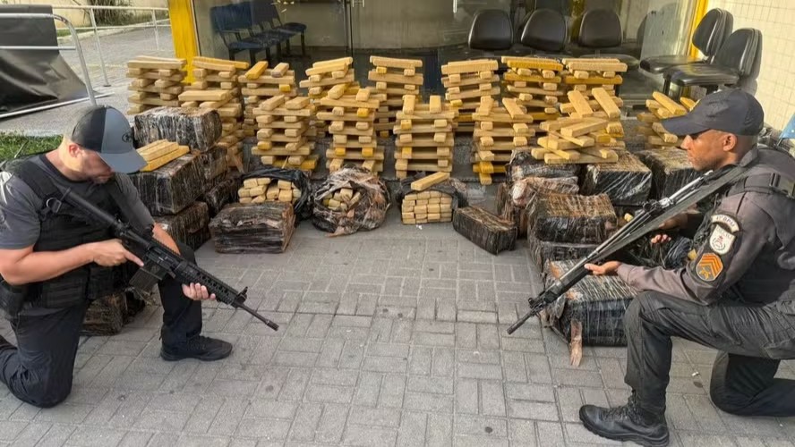 Polícias Militar e Civil apreendem 1,5 tonelada de maconha em carreta que transportava frangos