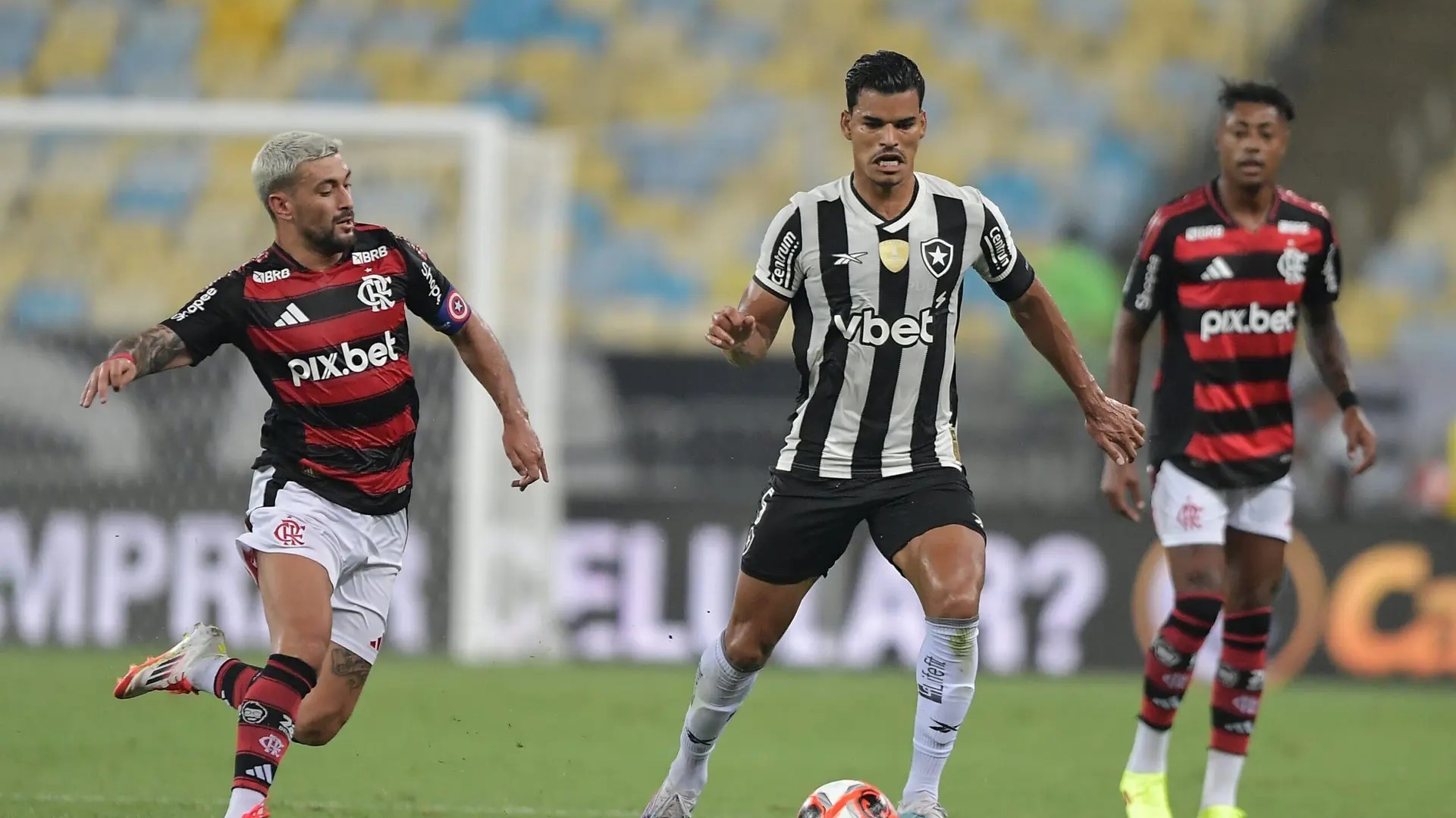 Flamengo leva melhor contra Botafogo em clássico no Maracanã, nesta última quarta-feira (12)