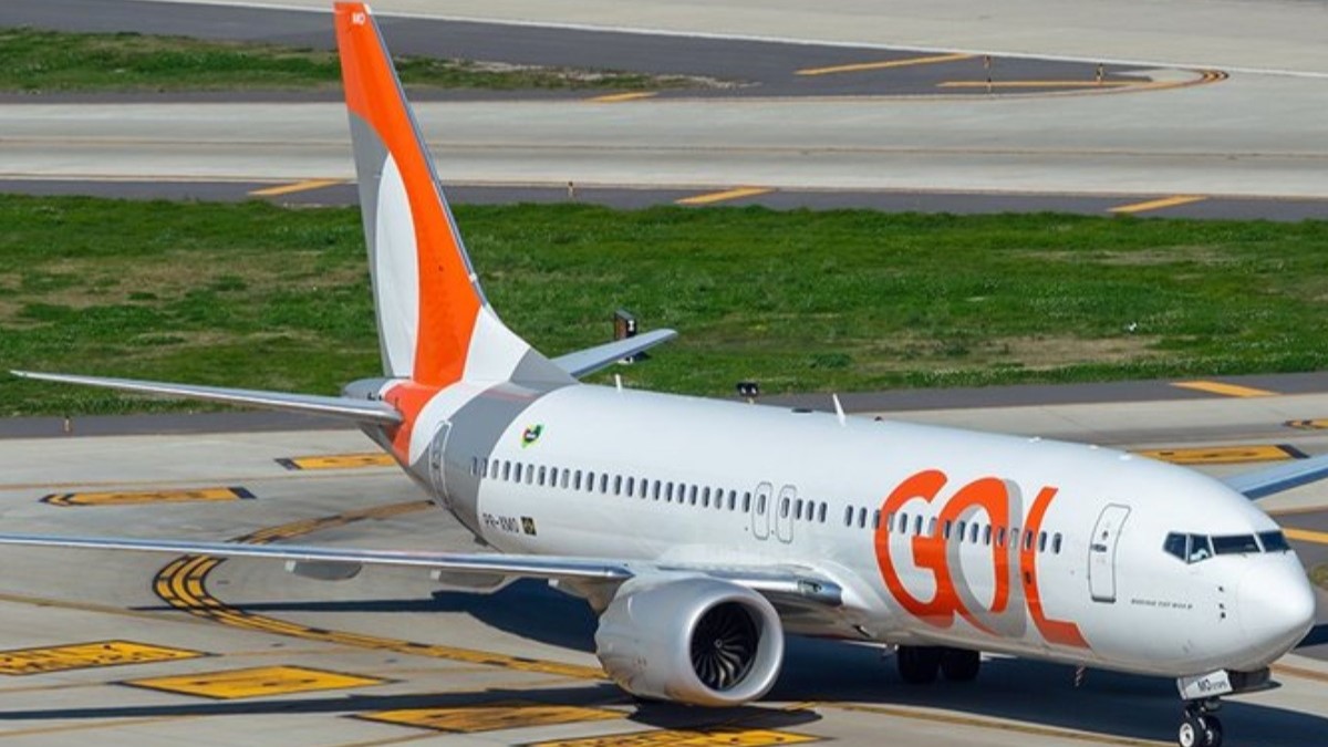 Avião da Gol colide com carro de manutenção durante decolagem no Galeão