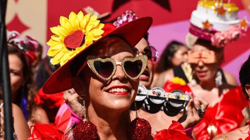 Carnaval no Rio: Bancos funcionam no fim de semana, mercados têm horários especiais e metrô opera 24h