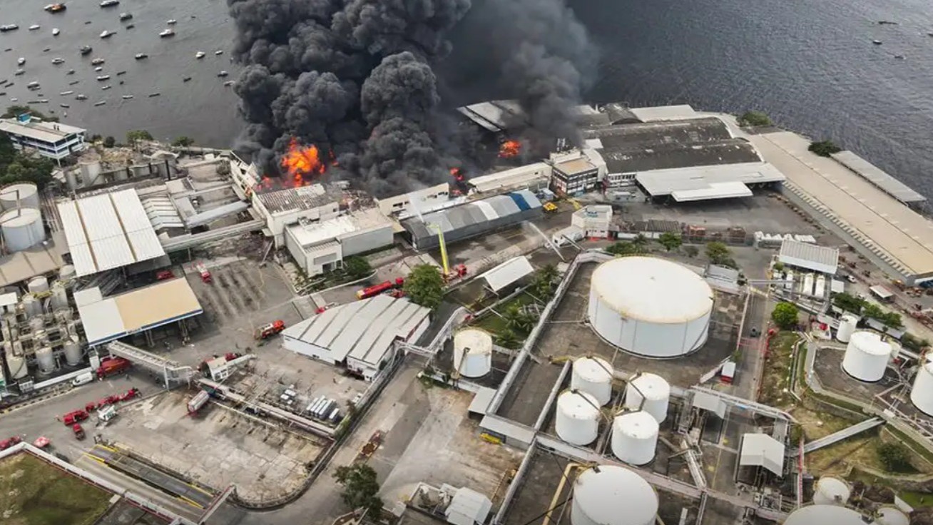 Após incêndio em fábrica na Ilha, Inea encontra ‘resíduos oleosos’ na Baía de Guanabara