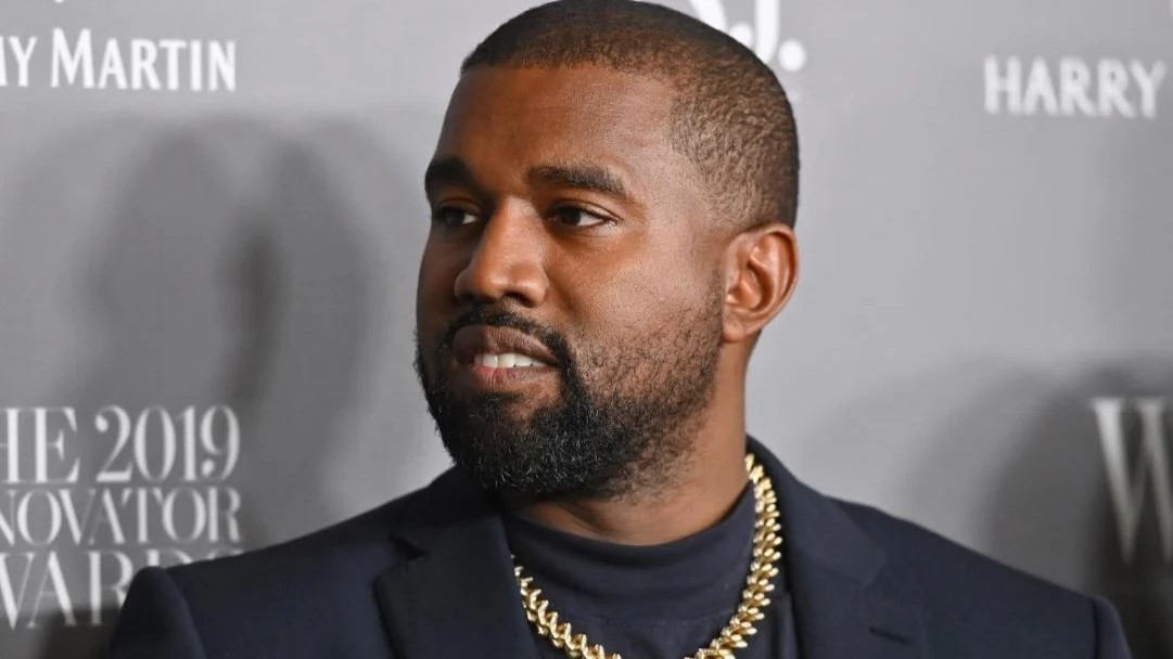 Kanye West reforça defesa do uso da suástica: ‘Muitos significados’