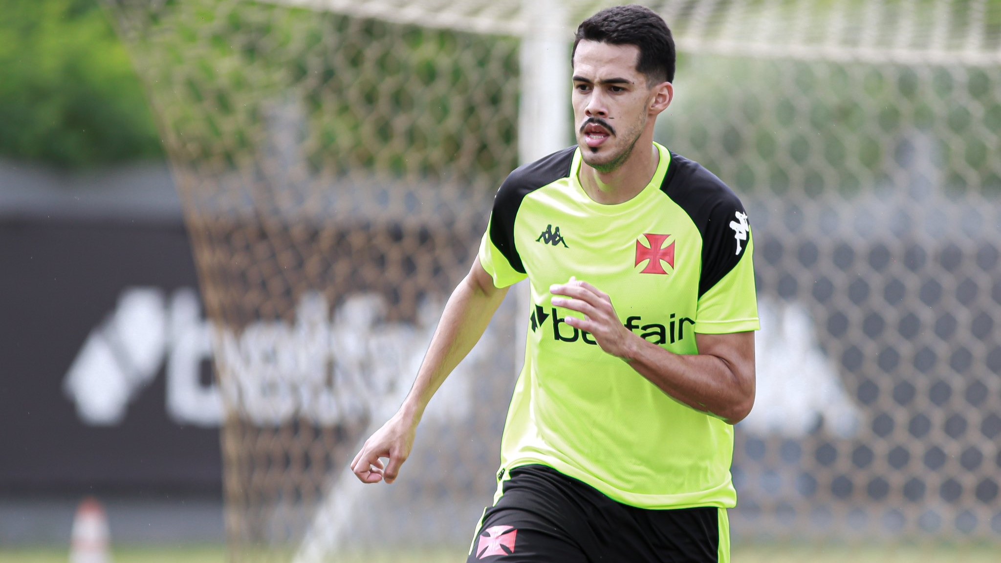 Vasco pode não contar com um de seus zagueiros para clássico contra Flamengo