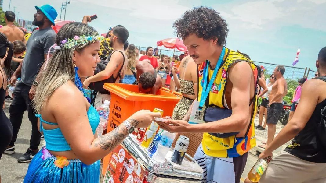 Levantamento revela que cariocas desembolsam de R$100 a R$200 por dia durante o Carnaval